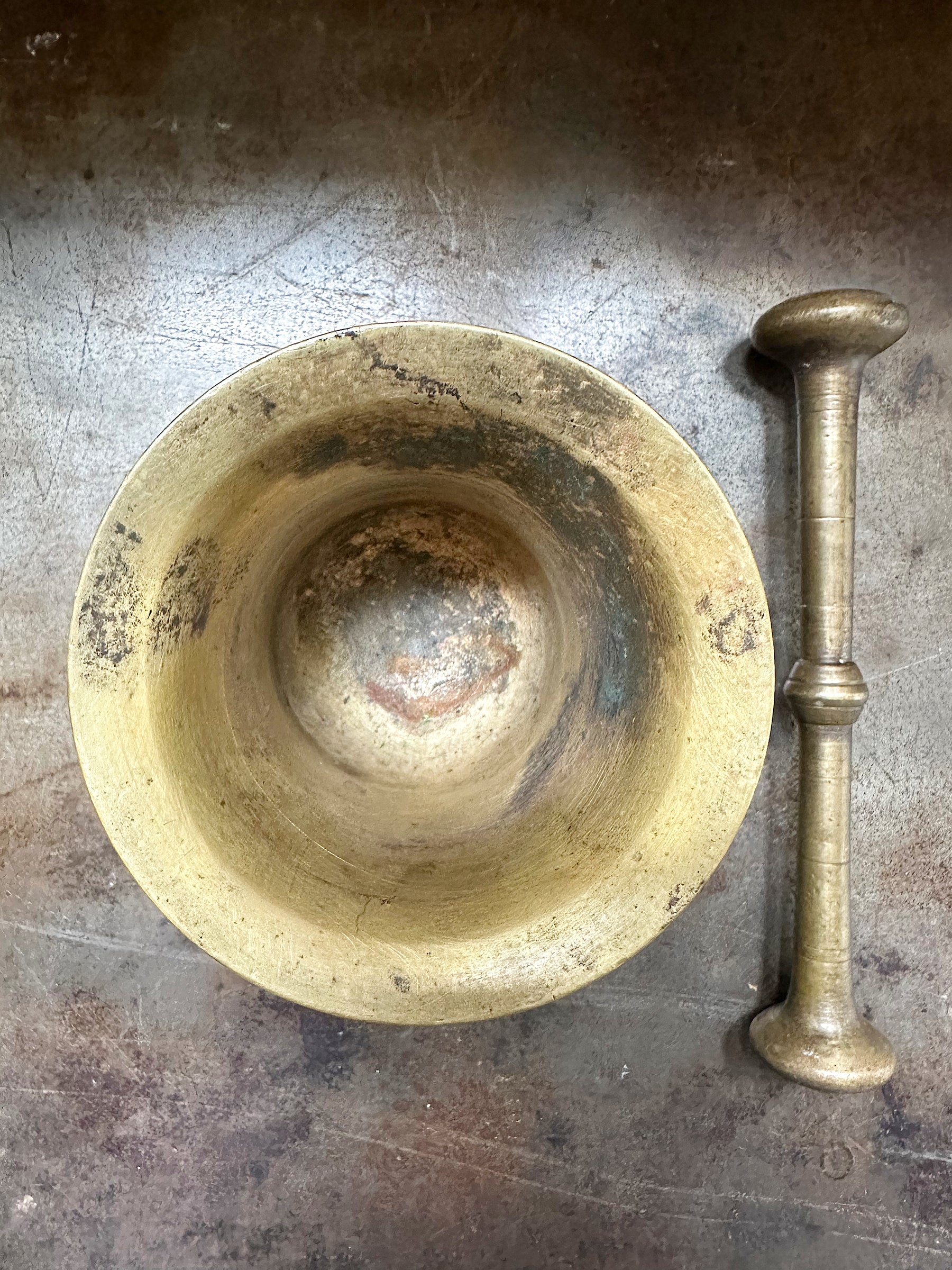 PILON-MORTIER ANTIQUE EN LAITON MASSIF, D'EUROPE - ANTIQUE BRASS PESTLE-MORTAR, FROM EUROPE