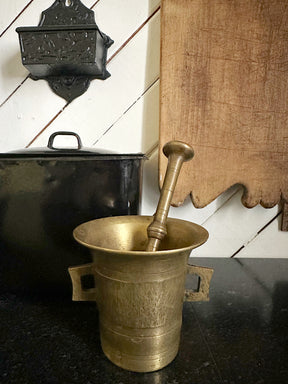 PILON-MORTIER ANTIQUE EN LAITON MASSIF, D'EUROPE - ANTIQUE BRASS PESTLE-MORTAR, FROM EUROPE